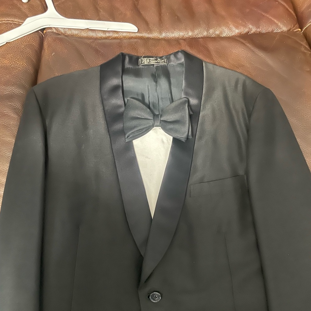 Black tuxedo coat,no size label see picture measurements. No cat,dogs in house